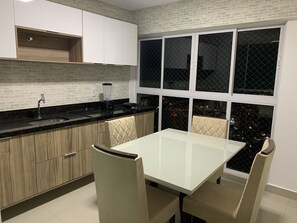 Appartement Deluxe | Cuisine privée | Mélangeur, produits de nettoyage
