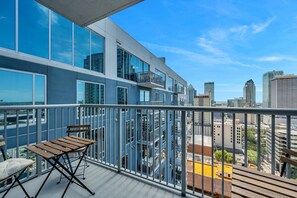 Property grounds - Luxury 1 BR with Den Downtown Tampa Apt: City Views, Rooftop Pool, Workspace (Tampa)