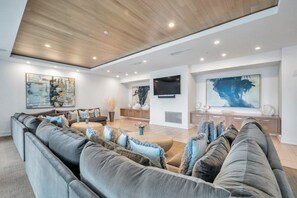 Smart TV, ping pong - Luxury 1 BR with Den Downtown Tampa Apt: City Views, Rooftop Pool, Workspace (Tampa)