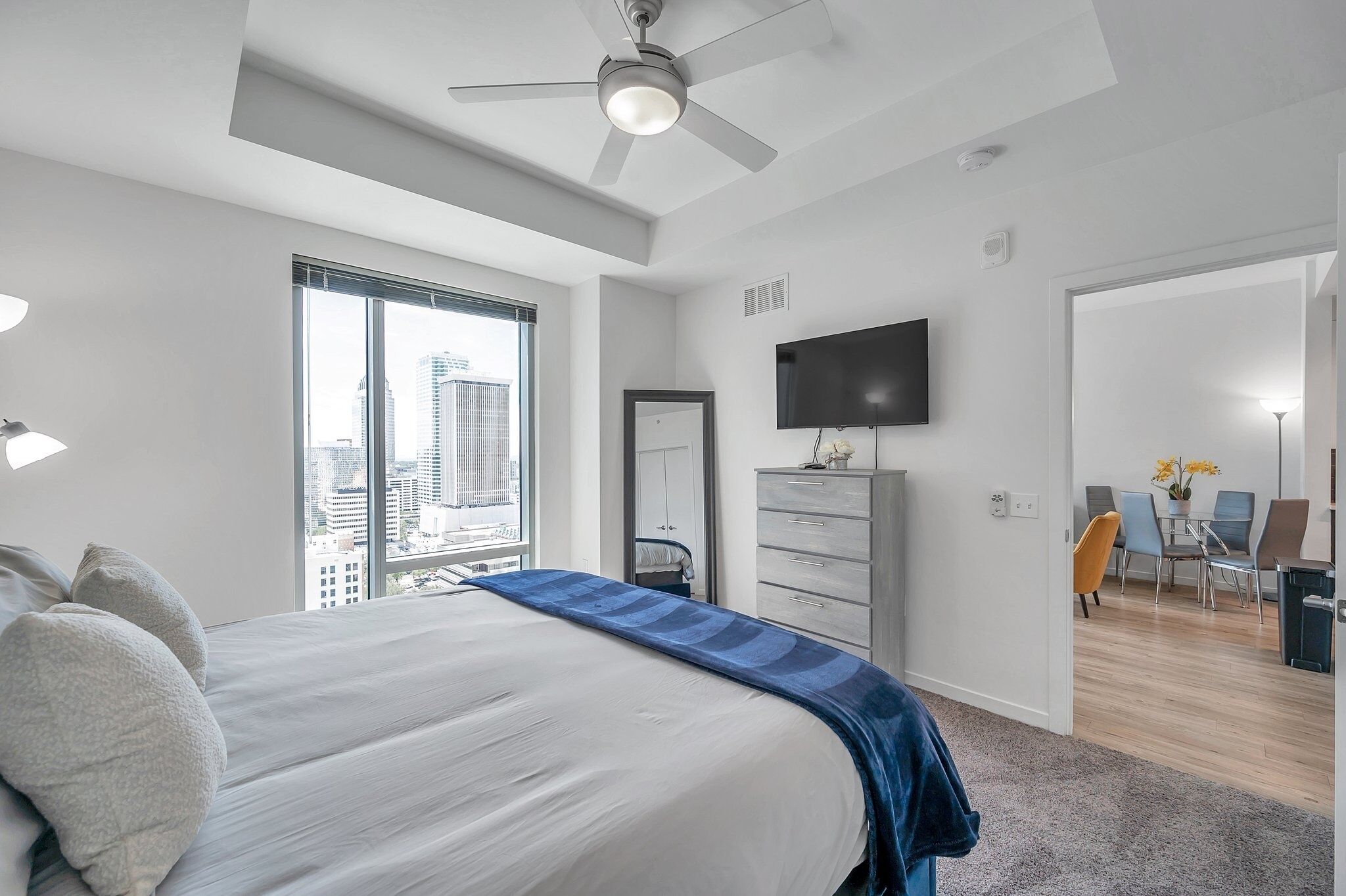 Enchanting 1BD with Den FREE WIFI