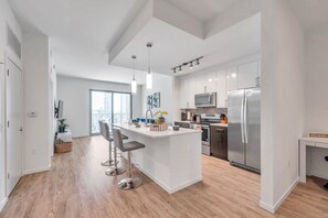 Refrigerador, microondas, horno, placa de cocina