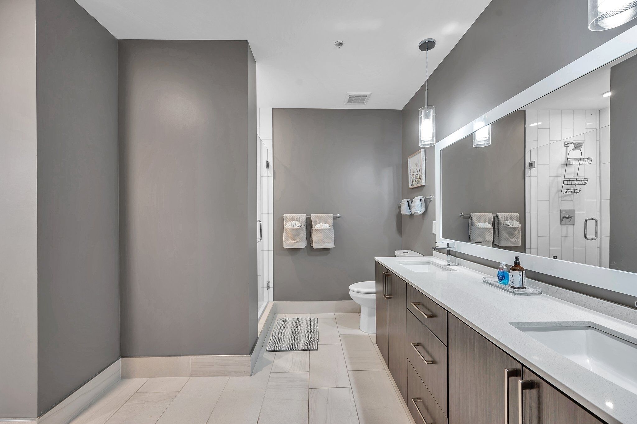 Enchanting 1BD with Den FREE WIFI