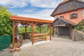 Outdoor dining - Vineyard Cottage Vesna Lake View, Cirkulane, Slovenia (Cirkulane)