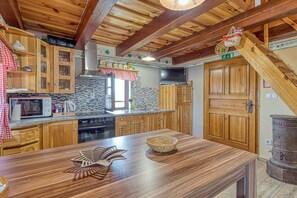 Fridge, microwave, oven, stovetop - Vineyard Cottage Vesna Lake View, Cirkulane, Slovenia (Cirkulane)