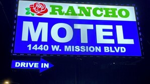 En skylt för ett motell med namnet ”Rancho Motel” och adressen ”1440 W. Mission Blvd”.