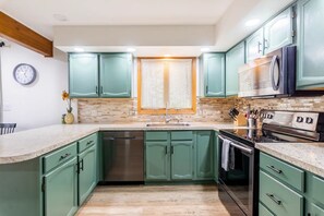 Refrigerador, microondas, horno y parrilla de estufa 