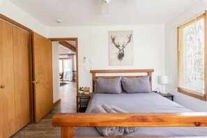 3 bedrooms, desk, iron/ironing board, travel crib