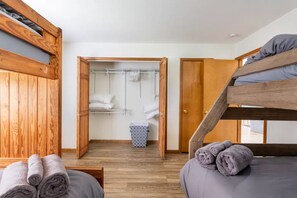 3 habitaciones, escritorio y tabla de planchar con plancha 