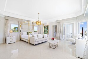 6 camere, una cassaforte in camera, una scrivania, ferro/asse da stiro