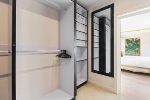 A room with a bed, a wardrobe with shelves, and a mirror. - Aruba Beach Retreat by Bocobay (Noord)