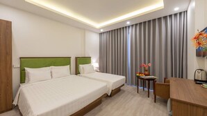 A hotel room with two beds, a desk, and a chair. - AMI Old Quarter Hotel (Hanoi)