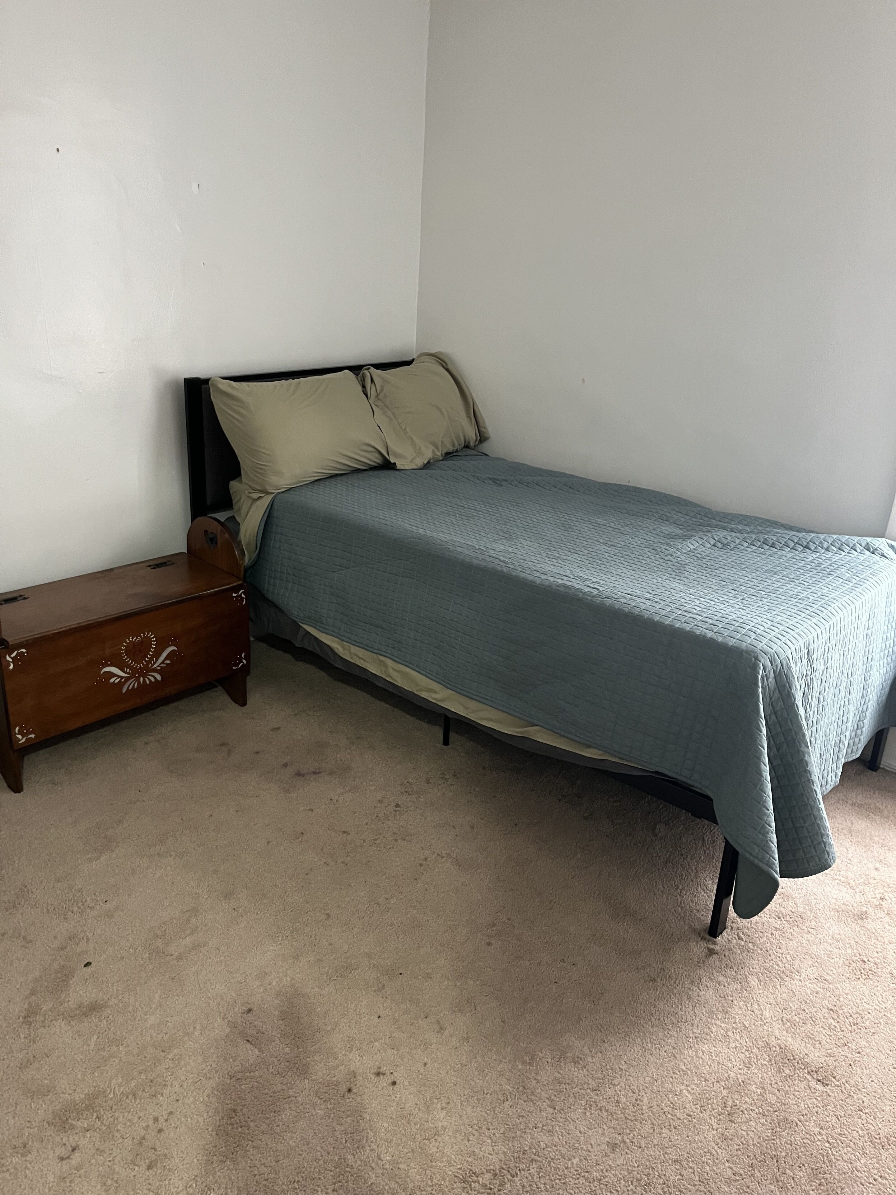 420 Friendly  3 bedroom upstairs apartment. Street parking. Covered porch 