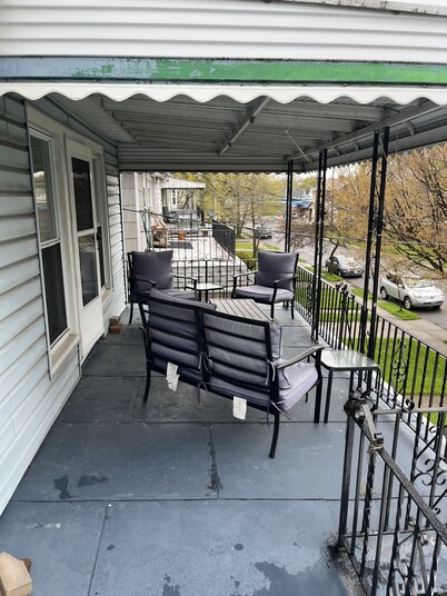 420 Friendly  3 bedroom upstairs apartment. Street parking. Covered porch 
