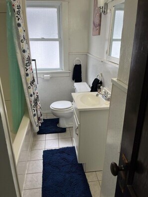 Een haardroger, handdoeken