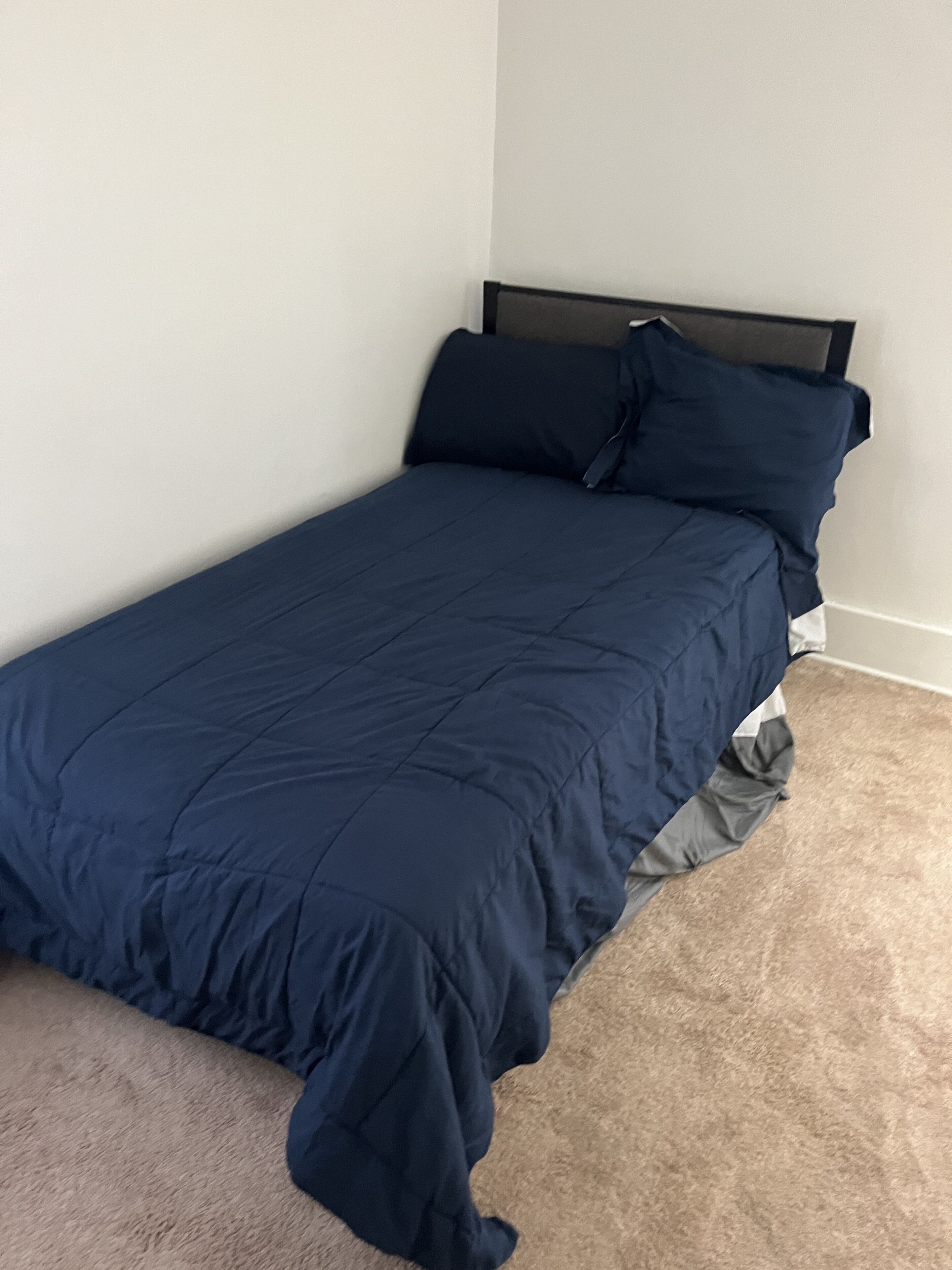 420 Friendly  3 bedroom upstairs apartment. Street parking. Covered porch 