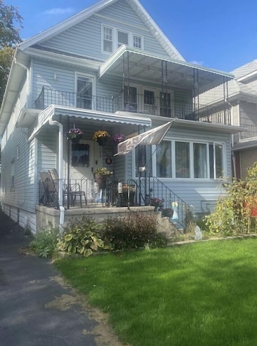 420 Friendly 3 bedroom upstairs apartment. Street parking only.