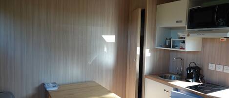 Réfrigérateur, micro-ondes, plaque de cuisson, cafetière/bouilloire