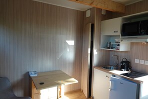 Refrigerador, microondas, parrilla de estufa y cafetera y tetera 