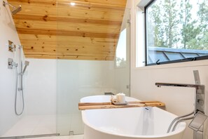 Een douche, een haardroger, handdoeken, toiletpapier