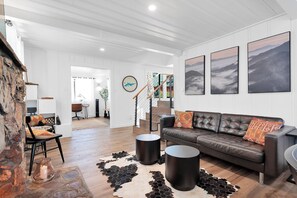 TV connectée, cheminée, livres