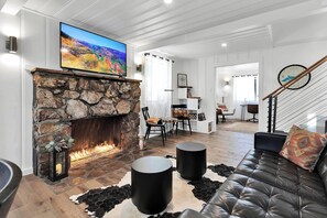 Smart-TV, Kamin, Bücher