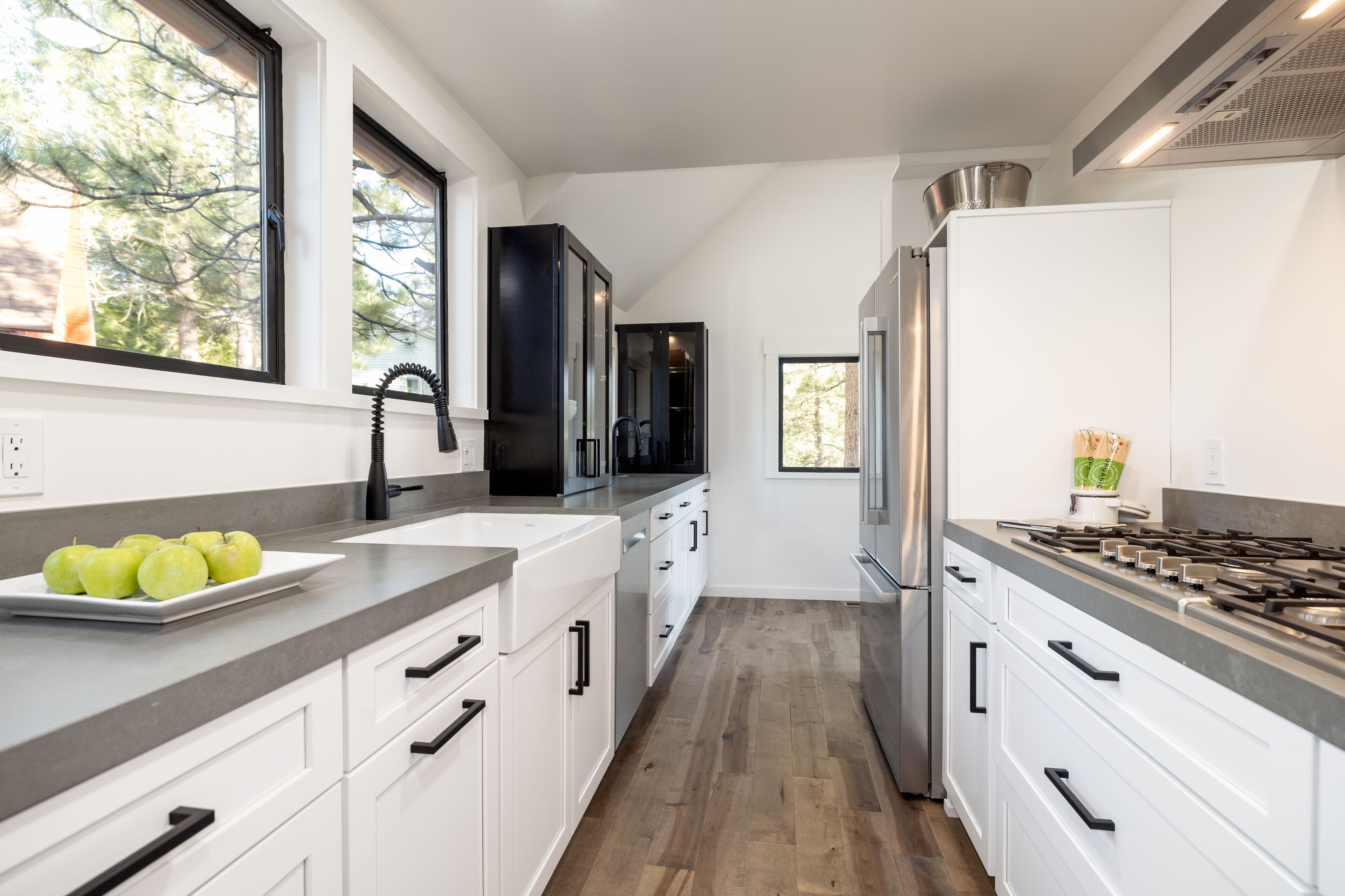 Big Bear Adventure Designer Home. Spa, BBQ, Firepit, Yoga, Nxt to Lake & Village