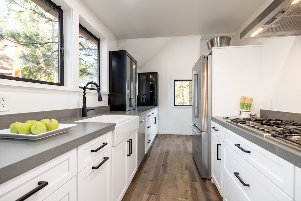 Big Bear Adventure Designer Home. Spa, BBQ, Firepit, Yoga, Nxt to Lake & Village