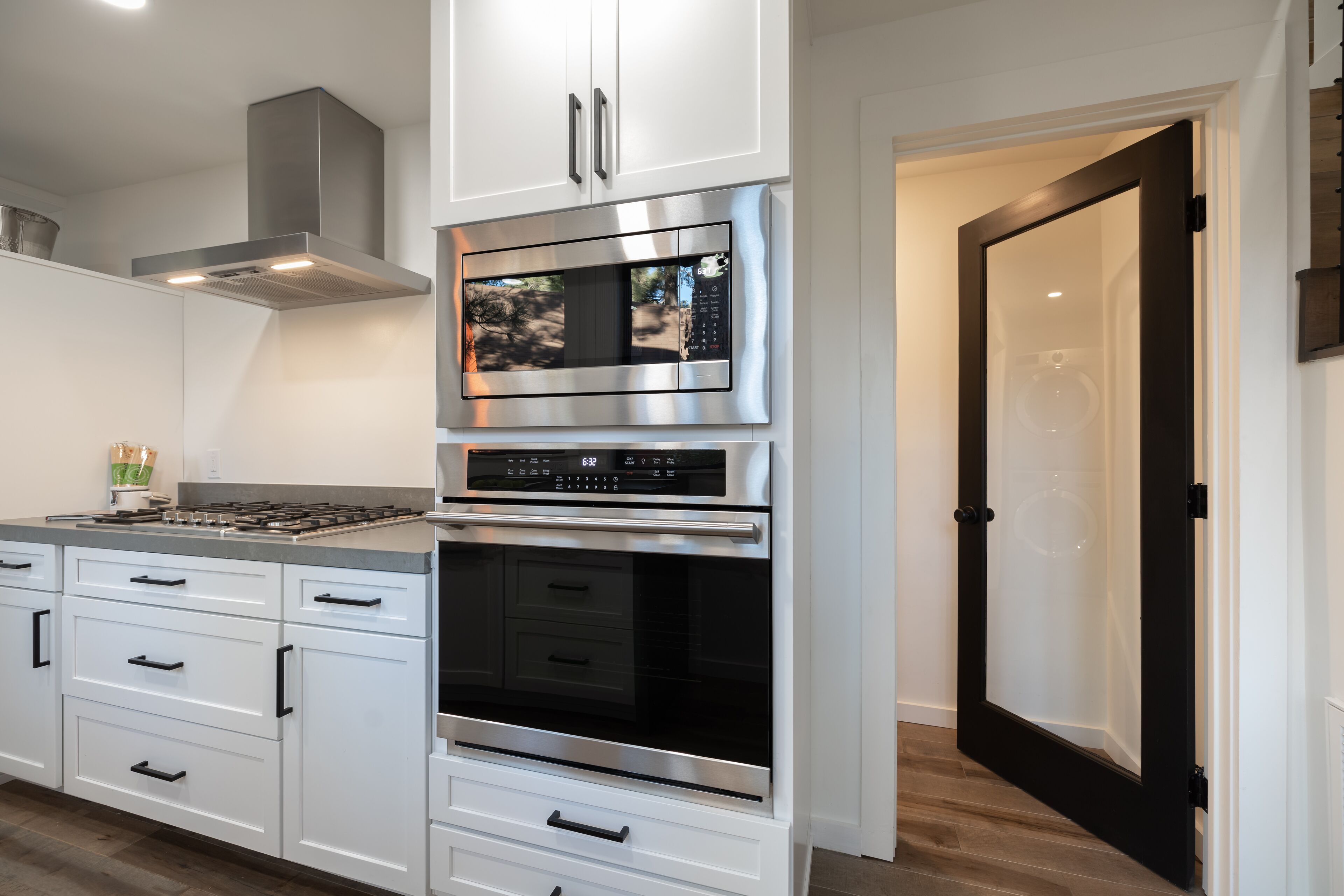 Big Bear Adventure Designer Home. Spa, BBQ, Firepit, Yoga, Nxt to Lake & Village