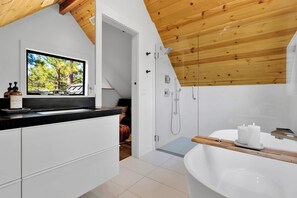 Dusche, Haartrockner, Handtücher, Toilettenpapier