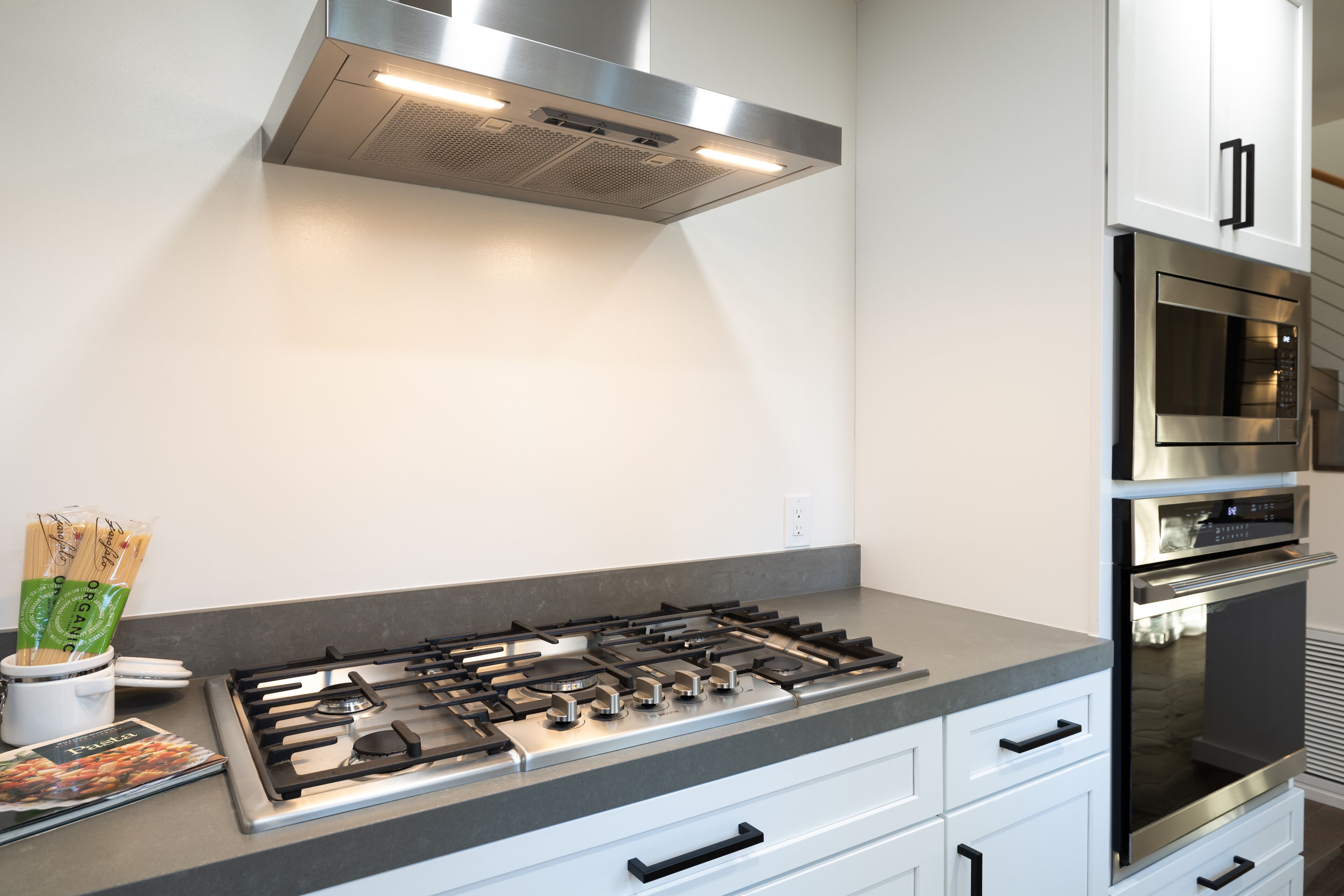 Big Bear Adventure Designer Home. Spa, BBQ, Firepit, Yoga, Nxt to Lake & Village