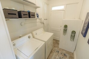 Een haardroger, handdoeken, zeep, shampoo
