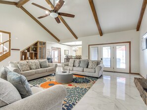 Smart TV, fireplace, ping pong, stereo