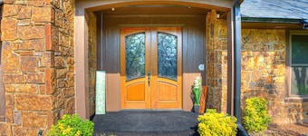 HEATED POOL, HOT TUB, AMAZING TURF, GAMES GALORE LUXURY VILLA IN OKC