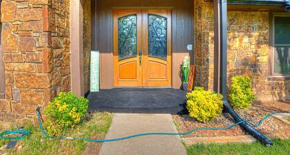 HEATED POOL, HOT TUB, AMAZING TURF, GAMES GALORE LUXURY VILLA IN OKC