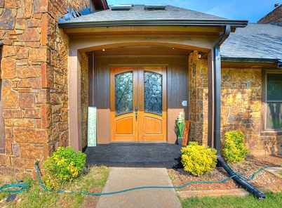 HEATED POOL, HOT TUB, AMAZING TURF, GAMES GALORE LUXURY VILLA IN OKC