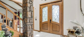 HEATED POOL, HOT TUB, AMAZING TURF, GAMES GALORE LUXURY VILLA IN OKC