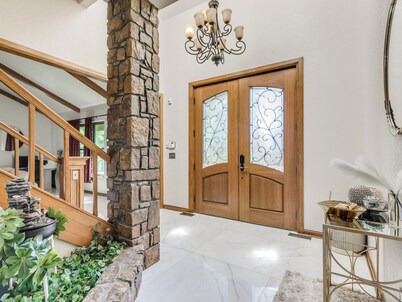 HEATED POOL, HOT TUB, AMAZING TURF, GAMES GALORE LUXURY VILLA IN OKC