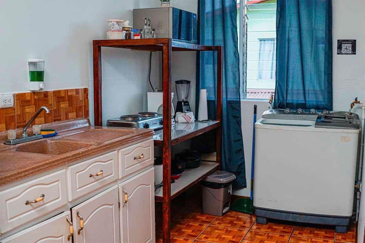 Refrigerador, microondas, parrilla de estufa y utensilios de cocina 