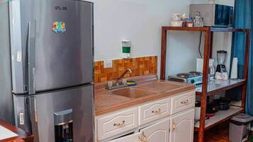 Réfrigérateur, micro-ondes, plaque de cuisson