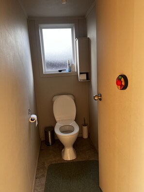 Douche, serviettes fournies, papier toilette