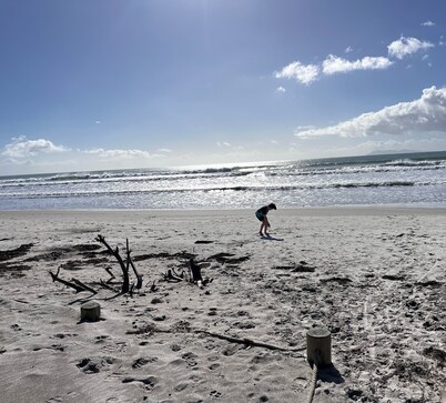 Classic kiwi bach, Walk to the beach, pubs and shops