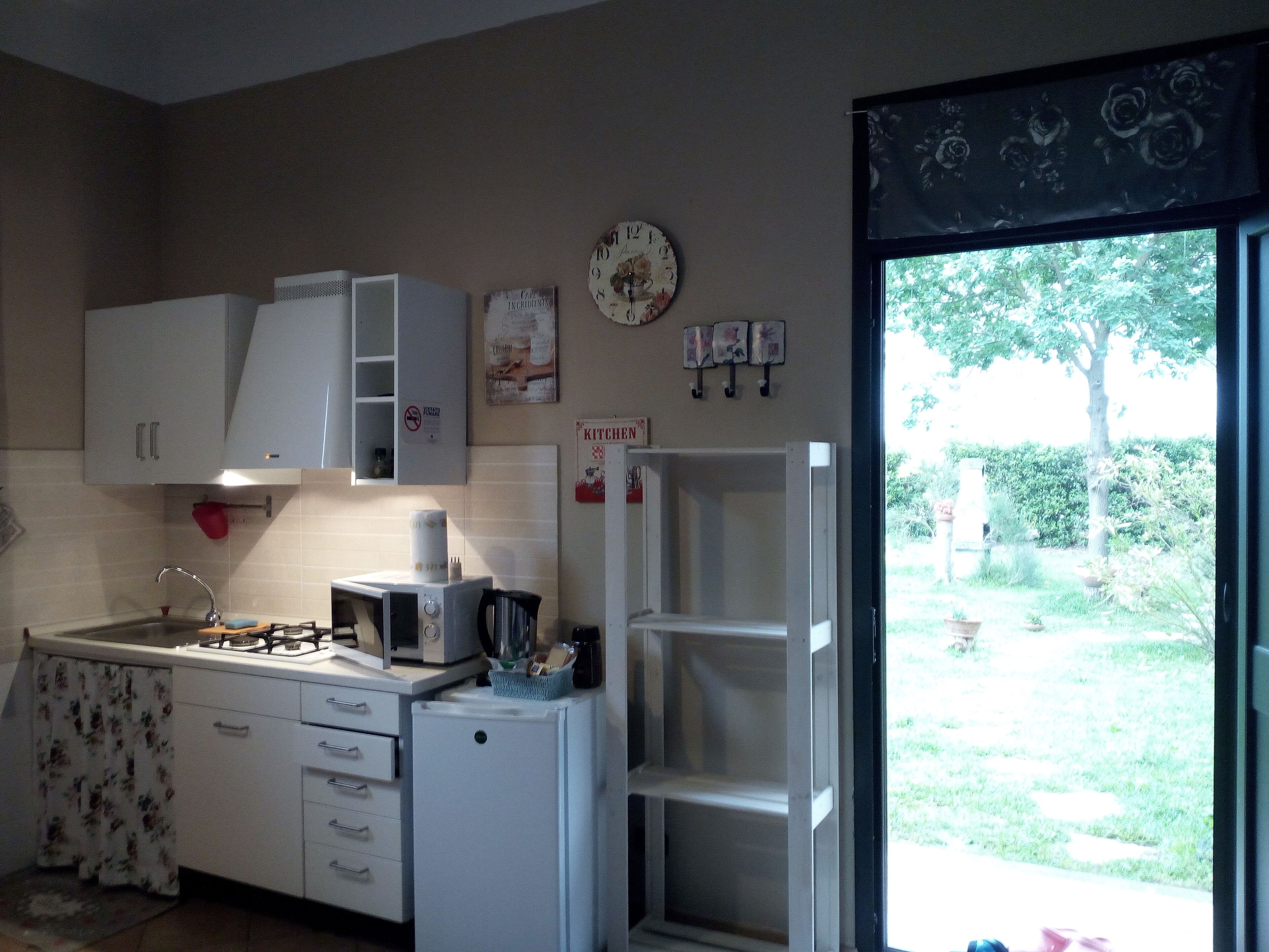 Wasserkocher mit Kaffee-/Teezubehör, Kühlschrank, Mikrowelle, Herdplatte