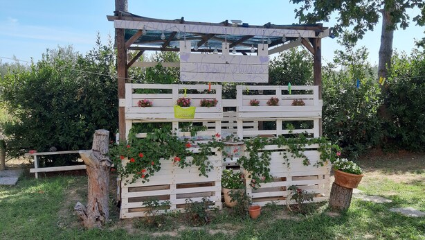Een houten constructie met een bord waarop staat 