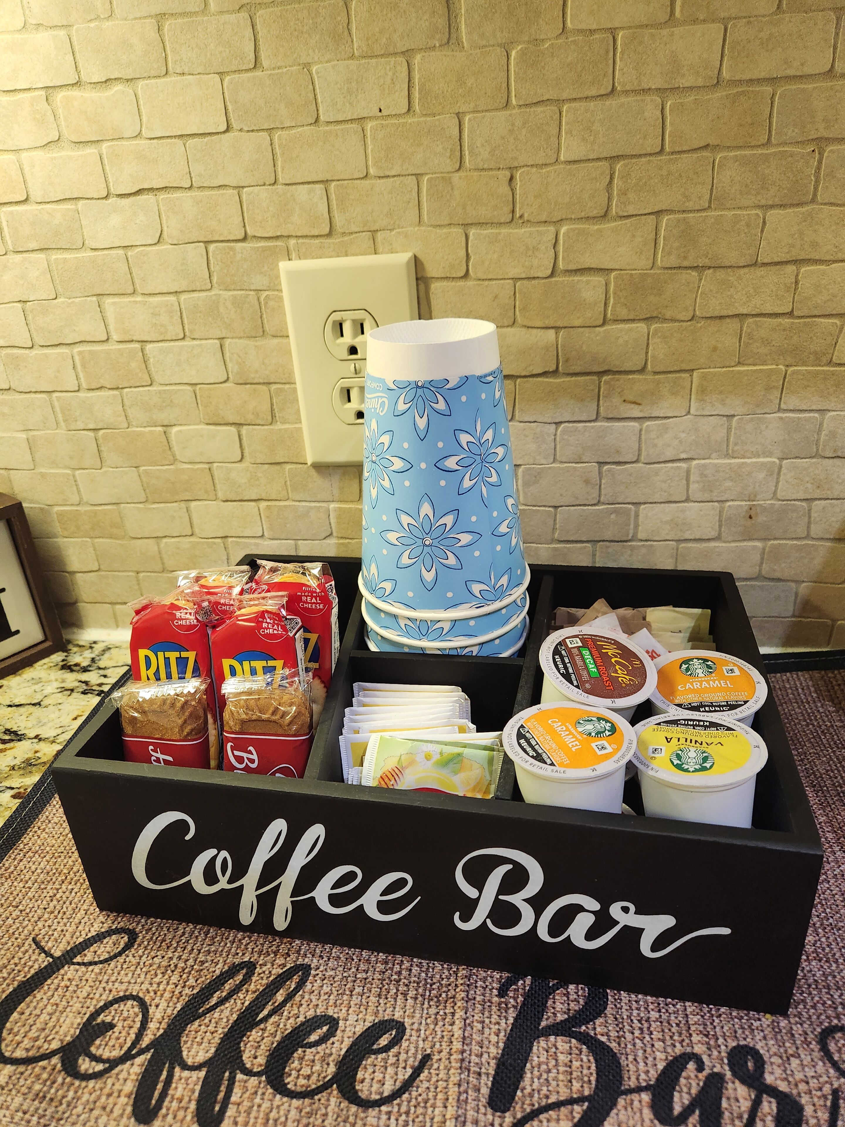 Ein Café-Bereich mit Schild, Brot, Käse und Kaffeekannen.