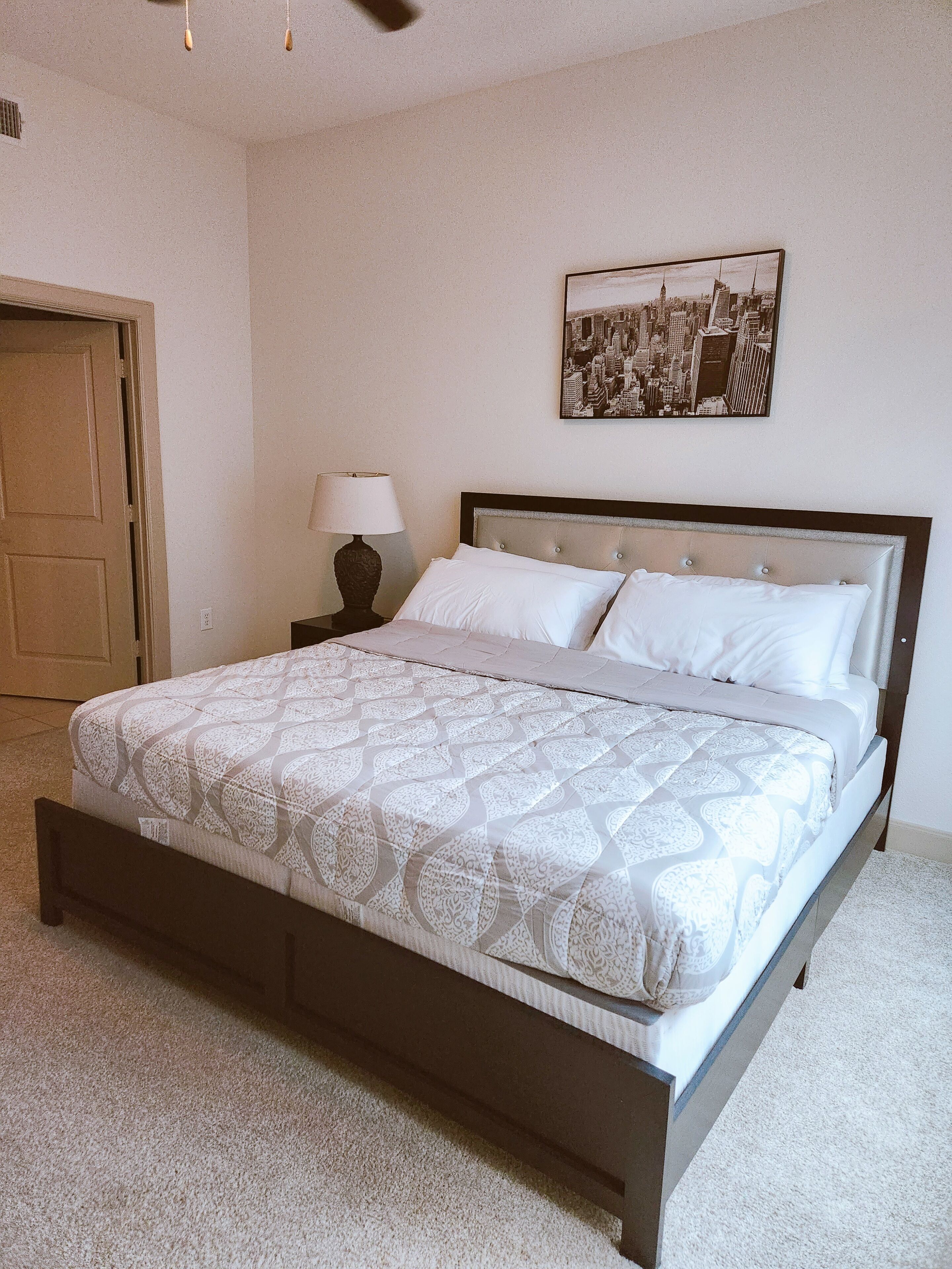 1 soverom, skrivebord, strykejern/-brett og reiseseng for barn