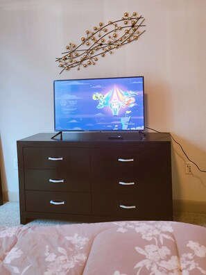 1 Schlafzimmer, Schreibtisch, Bügeleisen/Bügelbrett, Reisekinderbett