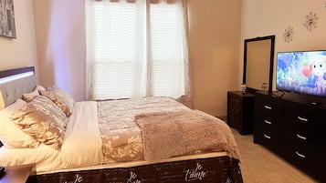1 dormitorio, escritorio, tabla de planchar con plancha y cuna de viaje