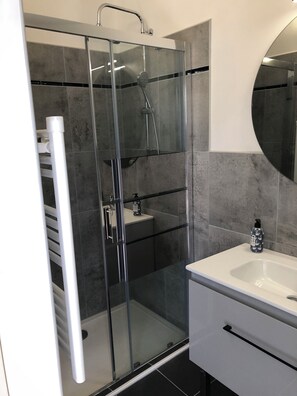 Dusche, Haartrockner, Handtücher