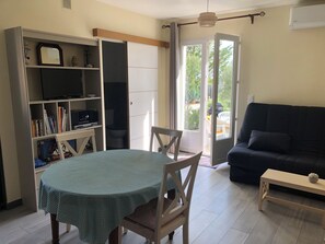 Télévision, lecteur de DVD, livres, chaßne hi-fi