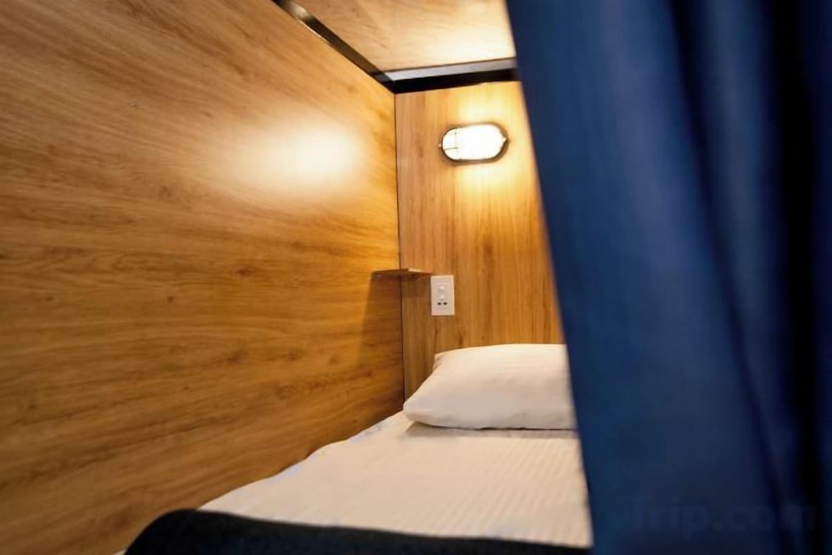 Cofres nos quartos, Wi-Fi de cortesia, roupa de cama